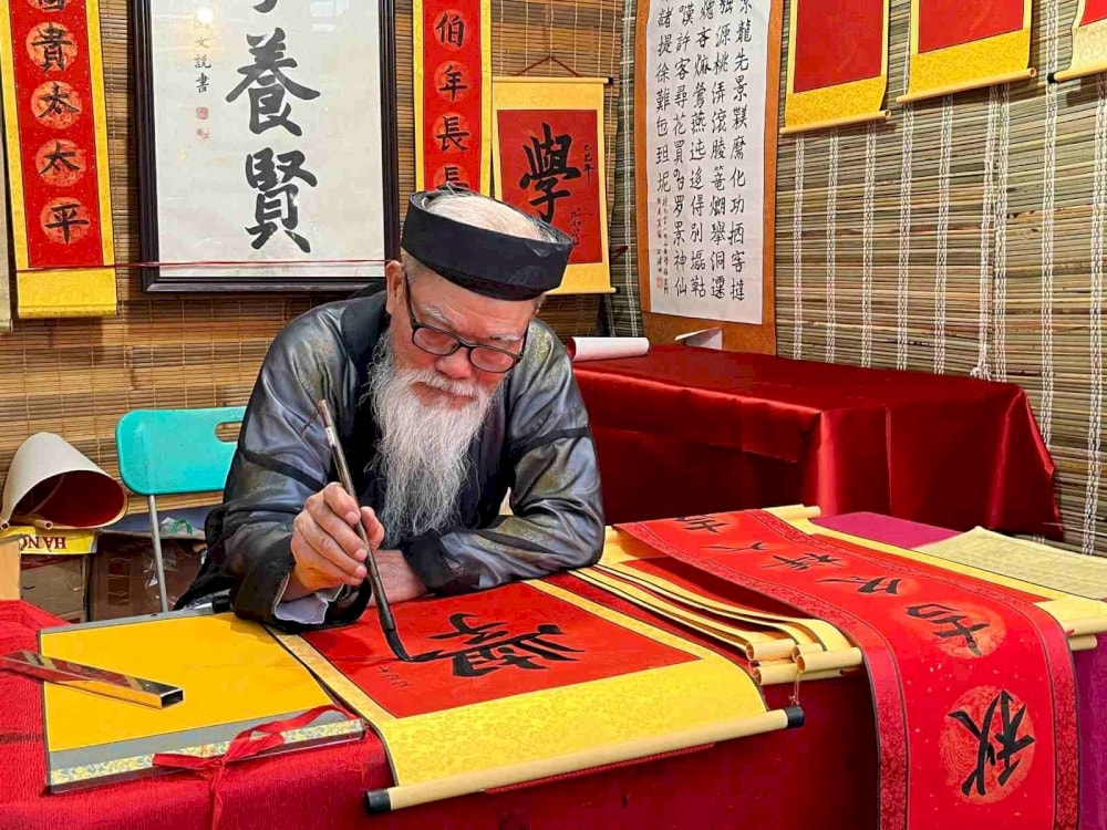Calligraphy – A beautiful New Year tradition at the Temple of Literature (Source: Internet)